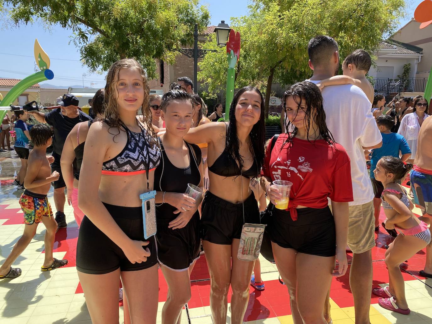 La fiesta del agua y la espuma refresca Huétor Vega