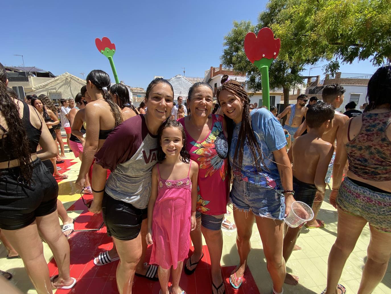 La fiesta del agua y la espuma refresca Huétor Vega