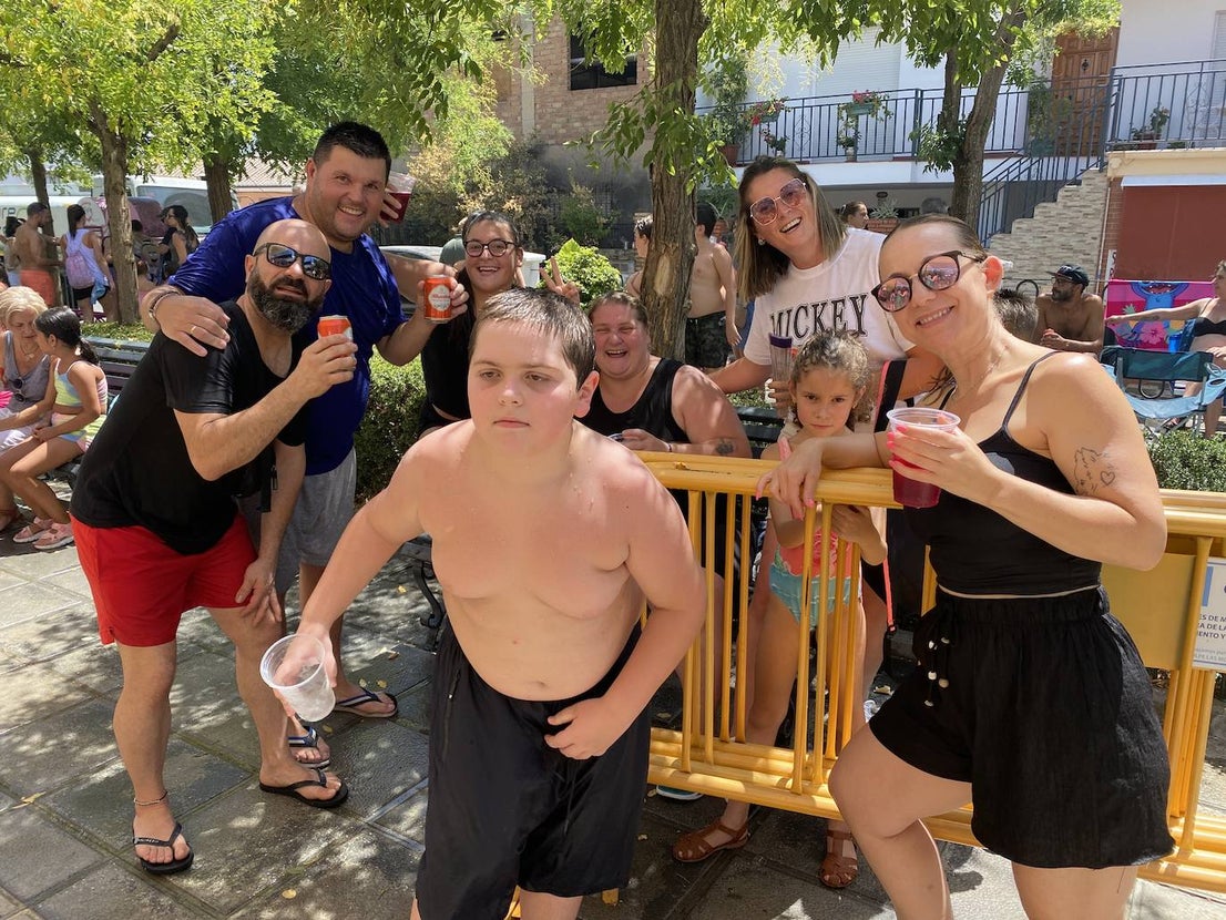 La fiesta del agua y la espuma refresca Huétor Vega
