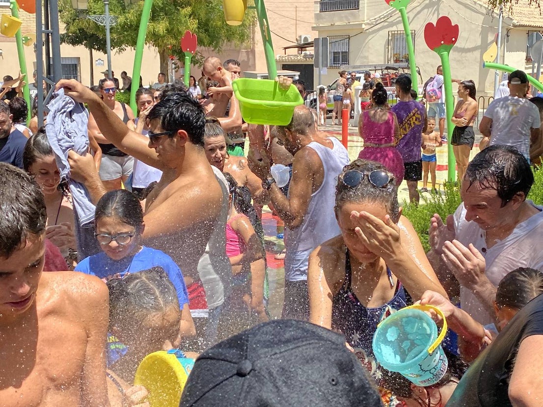 La fiesta del agua y la espuma refresca Huétor Vega