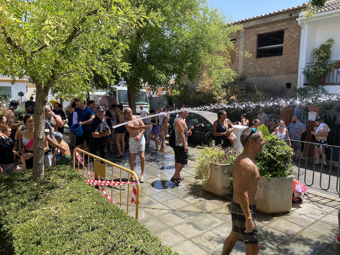 La fiesta del agua y la espuma refresca Huétor Vega