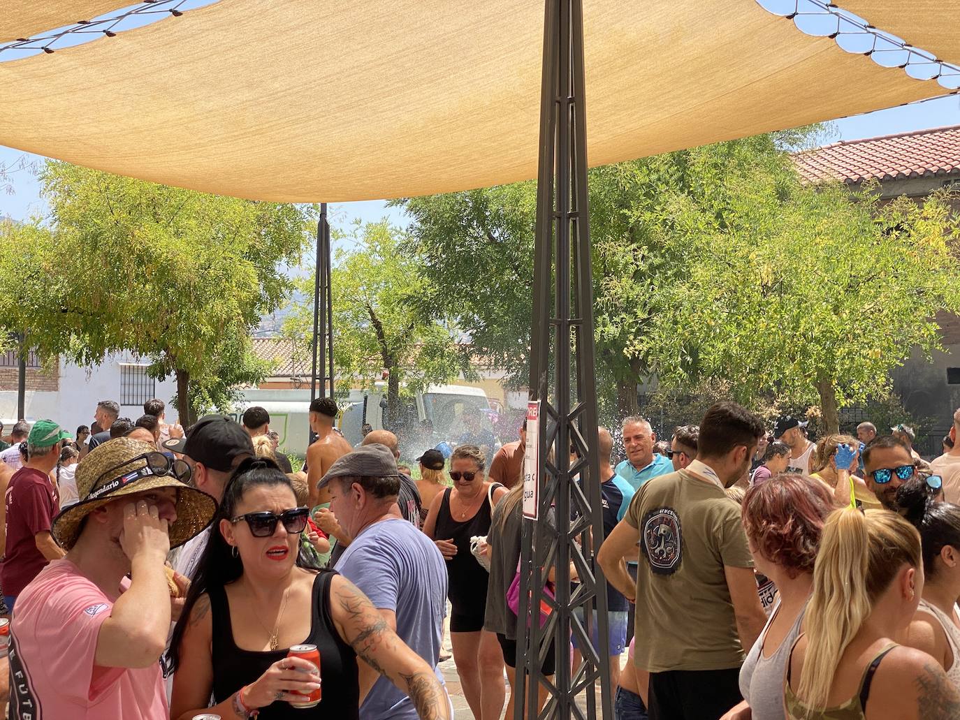 La fiesta del agua y la espuma refresca Huétor Vega