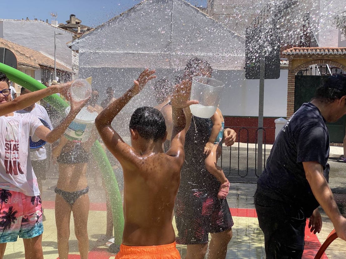 La fiesta del agua y la espuma refresca Huétor Vega