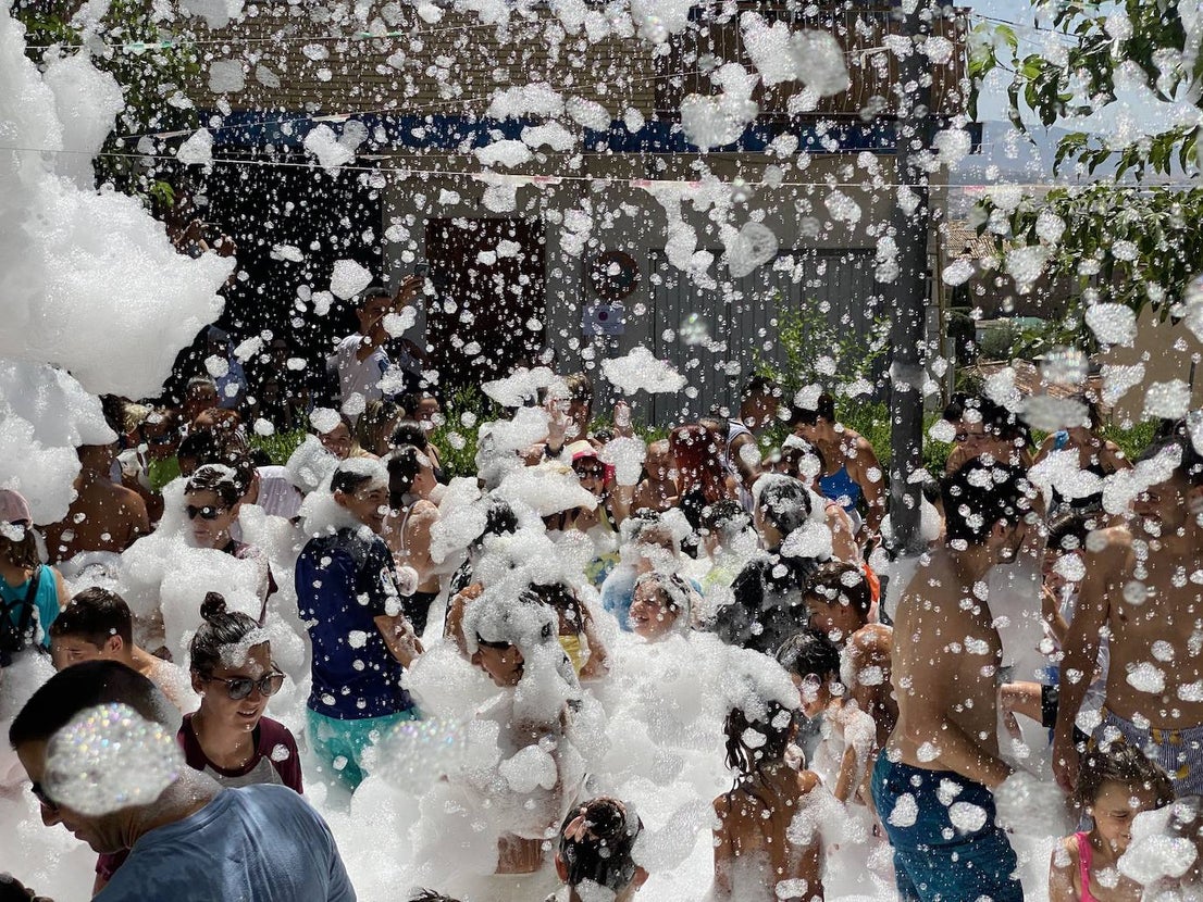 La fiesta del agua y la espuma refresca Huétor Vega