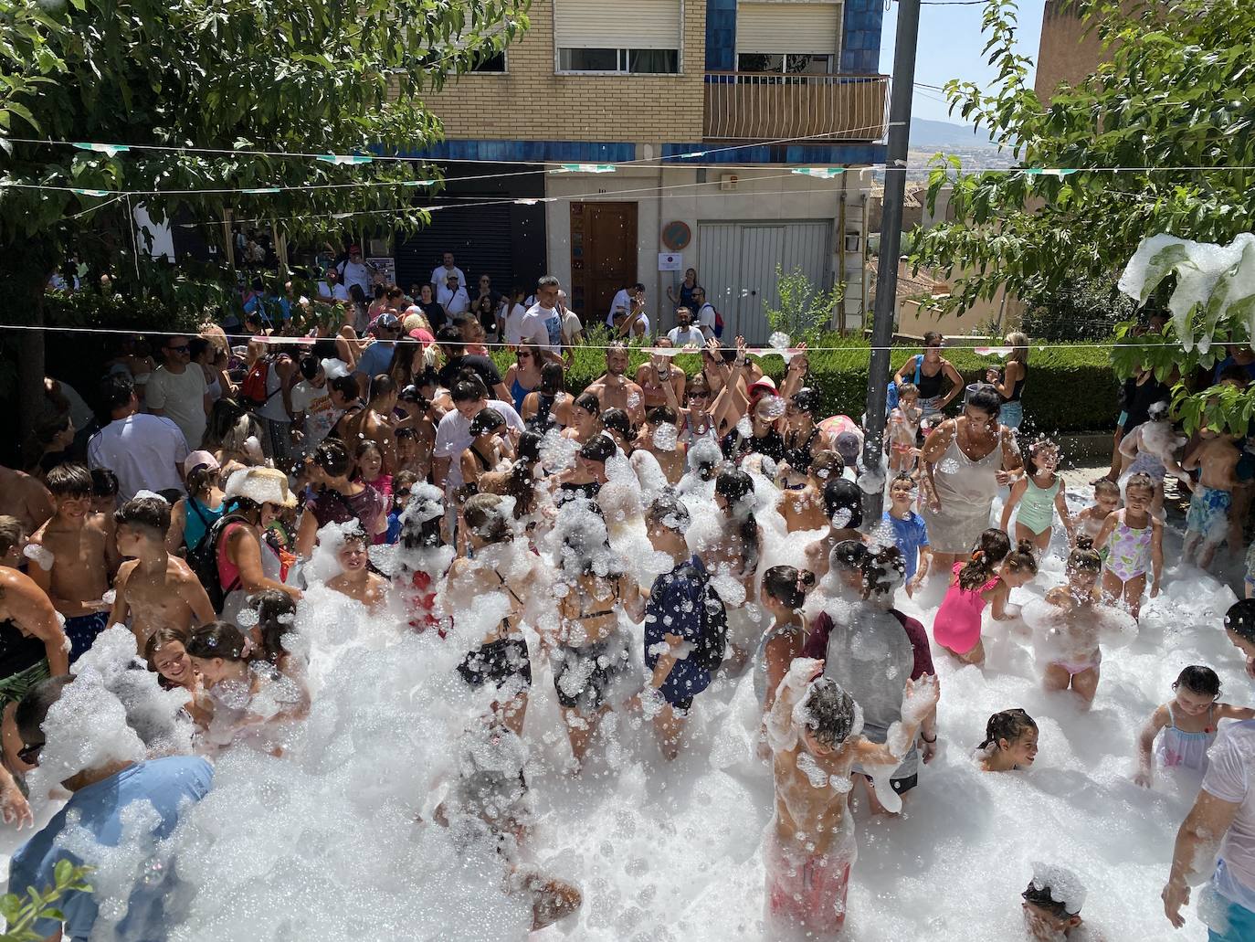 La fiesta del agua y la espuma refresca Huétor Vega