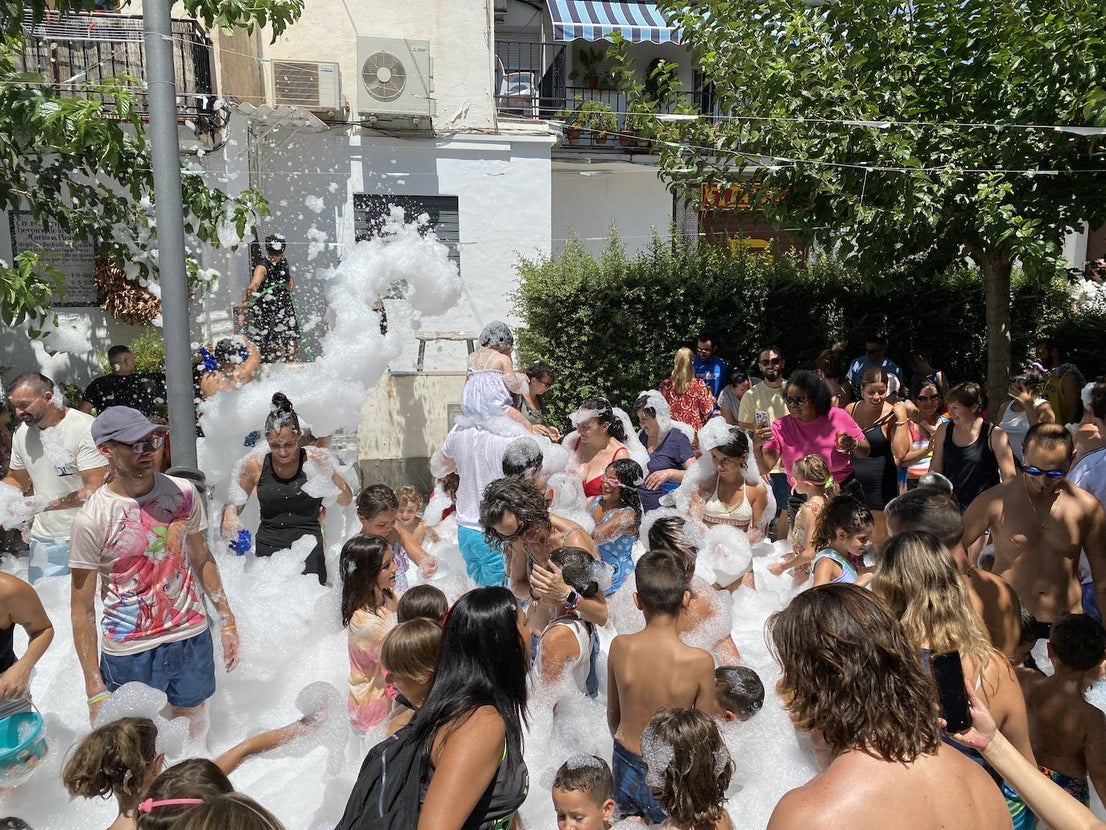 La fiesta del agua y la espuma refresca Huétor Vega
