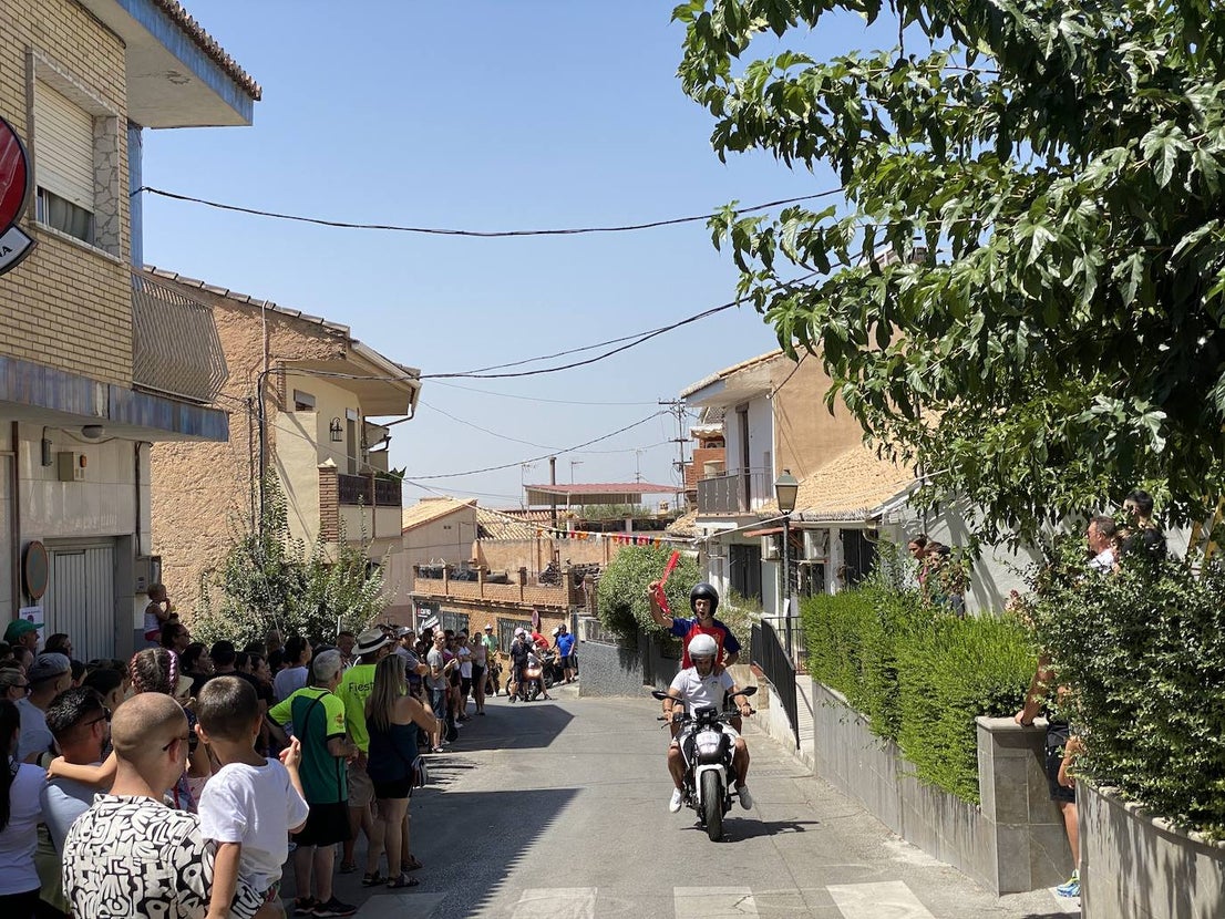 La fiesta del agua y la espuma refresca Huétor Vega