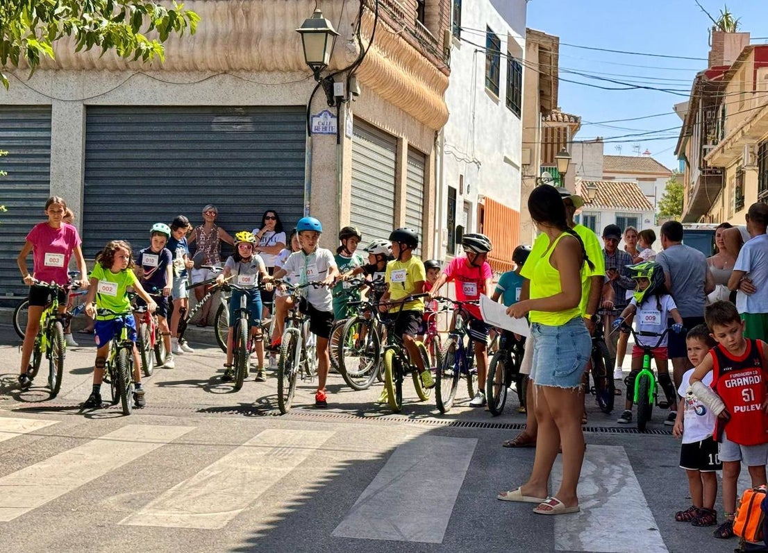 La fiesta del agua y la espuma refresca Huétor Vega