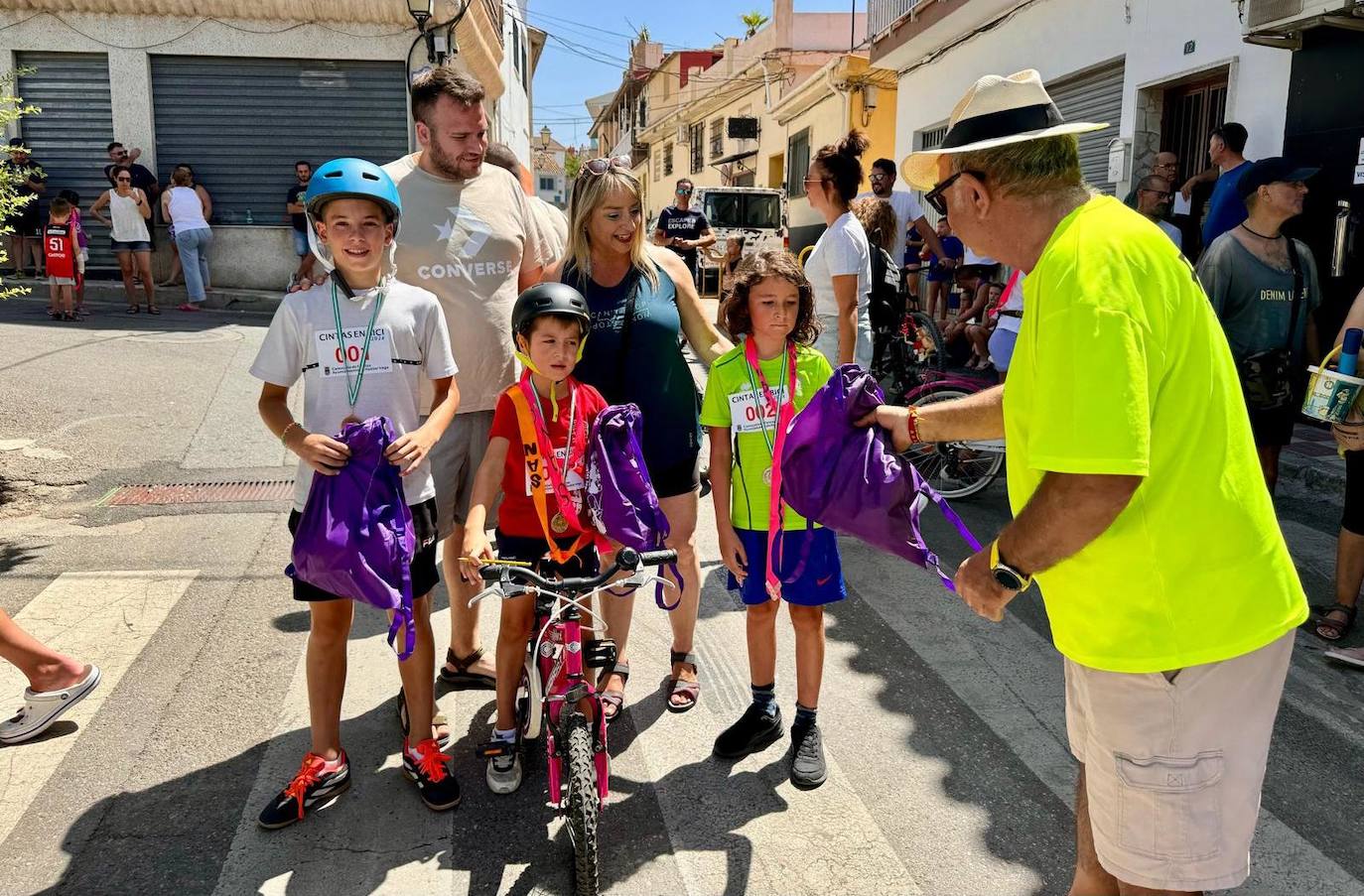 La fiesta del agua y la espuma refresca Huétor Vega