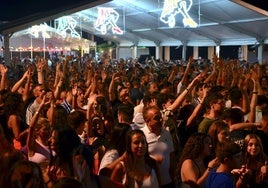 Ambiente en el Recinto Ferial de Huétor Vega en las fiestas.