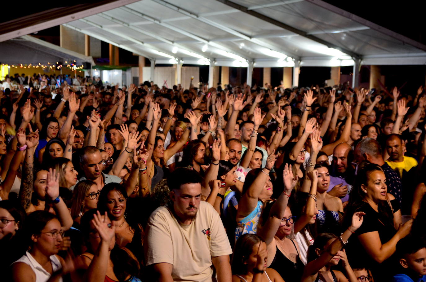 El ferial de Huétor Vega brinda y perrea