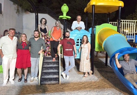 El equipo de gobierno presenta la reforma de esta zona infantil del Parque de La Nava.