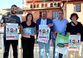 Presentación del cartel, delante del Ayuntamiento de Huétor Vega.