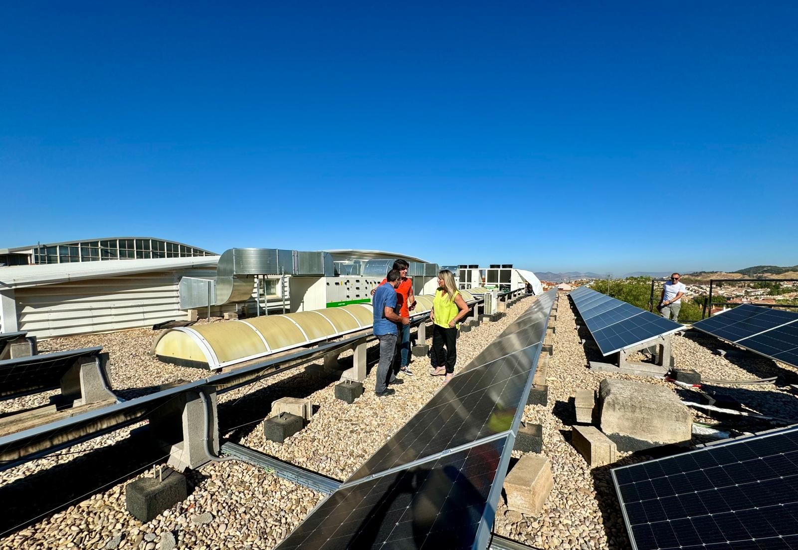 Instalación de un campo solar fotovoltaico en la cubierta de la piscina con 76 placas.