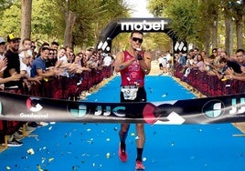 Sergio Correa, a su llegada a la meta en el Parque de las Marismas, en la localidad sevillana.