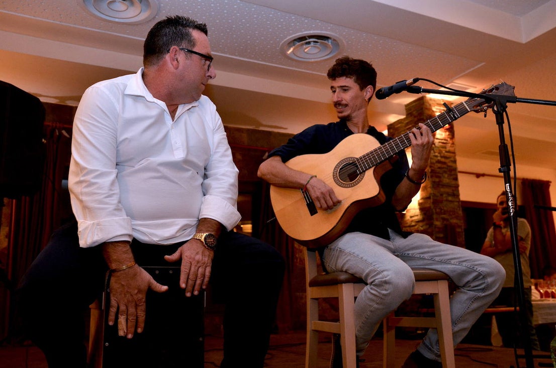 Cena, baile y canción de autor en San Miguel de Huétor Vega