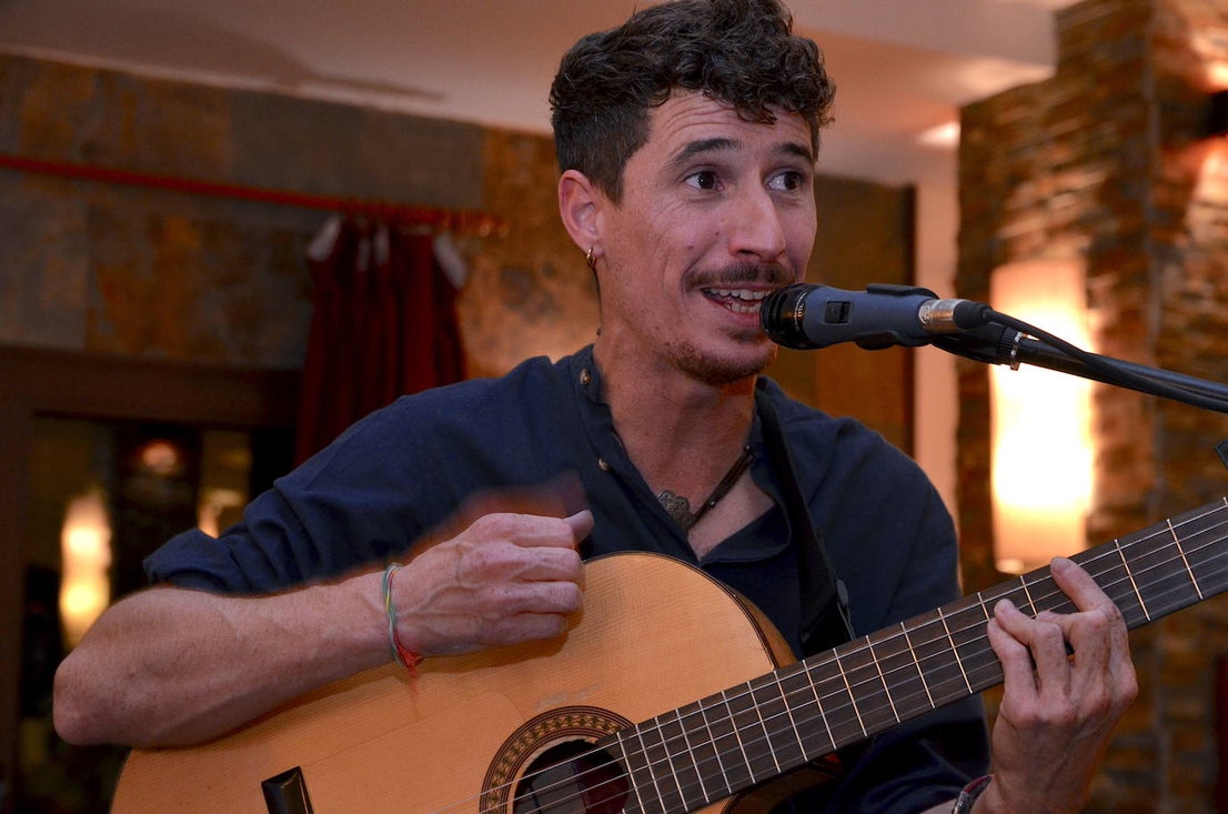 Cena, baile y canción de autor en San Miguel de Huétor Vega