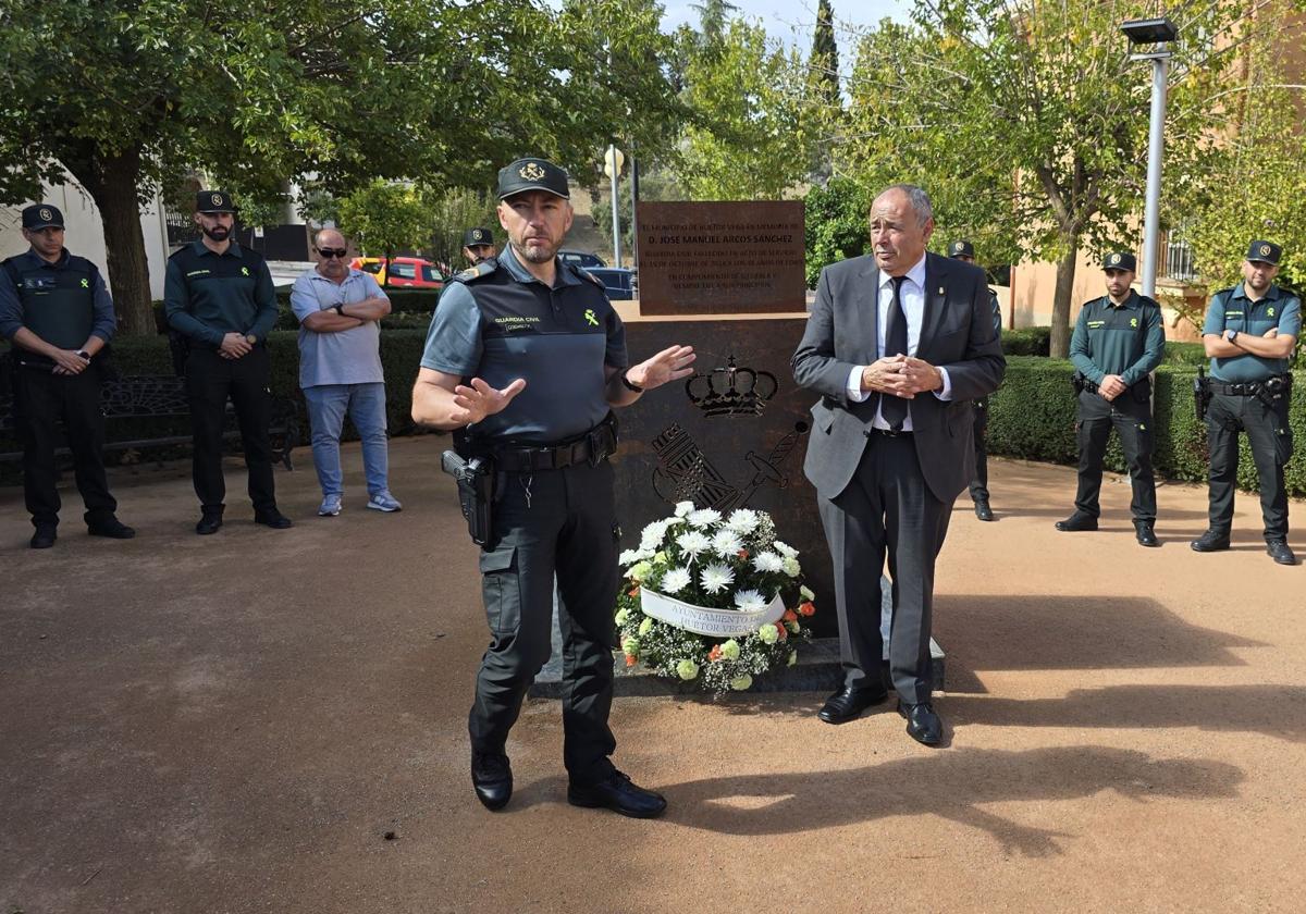 Homenaje en Huétor Vega al agente Arcos en el sexto aniversario de su muerte