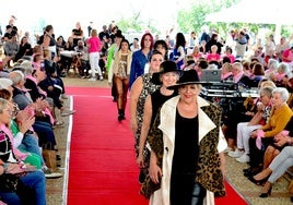 El comercio local de Huétor Vega desfila en su alfombra roja