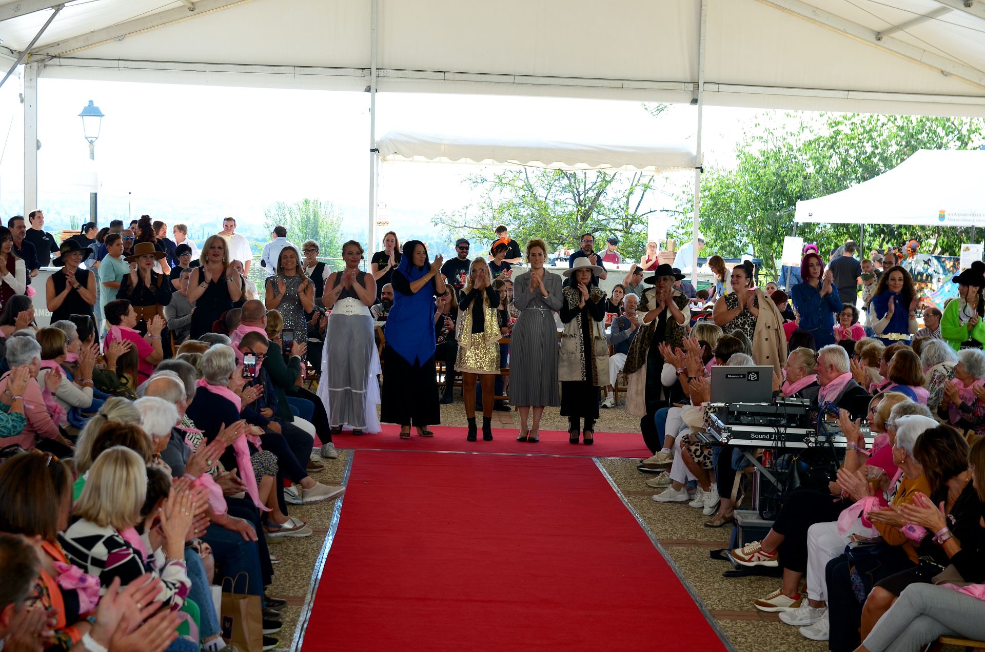 El comercio local de Huétor Vega desfila en su alfombra roja