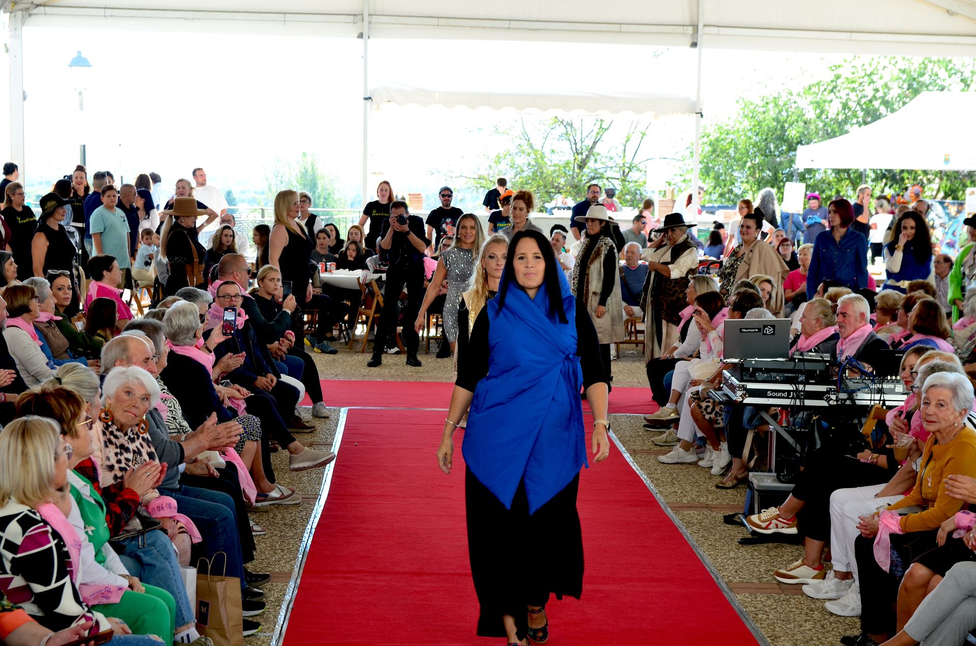 El comercio local de Huétor Vega desfila en su alfombra roja