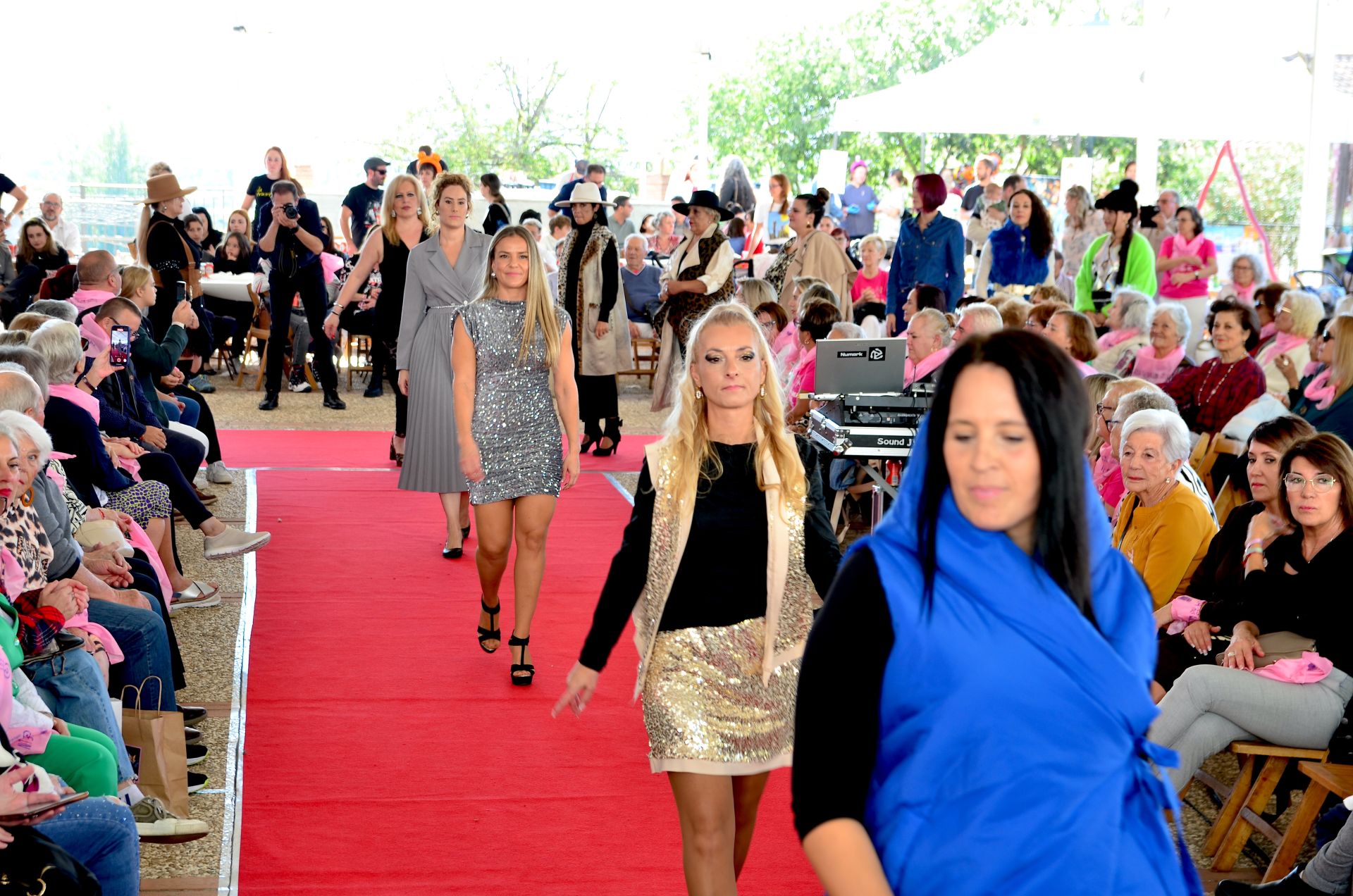 El comercio local de Huétor Vega desfila en su alfombra roja