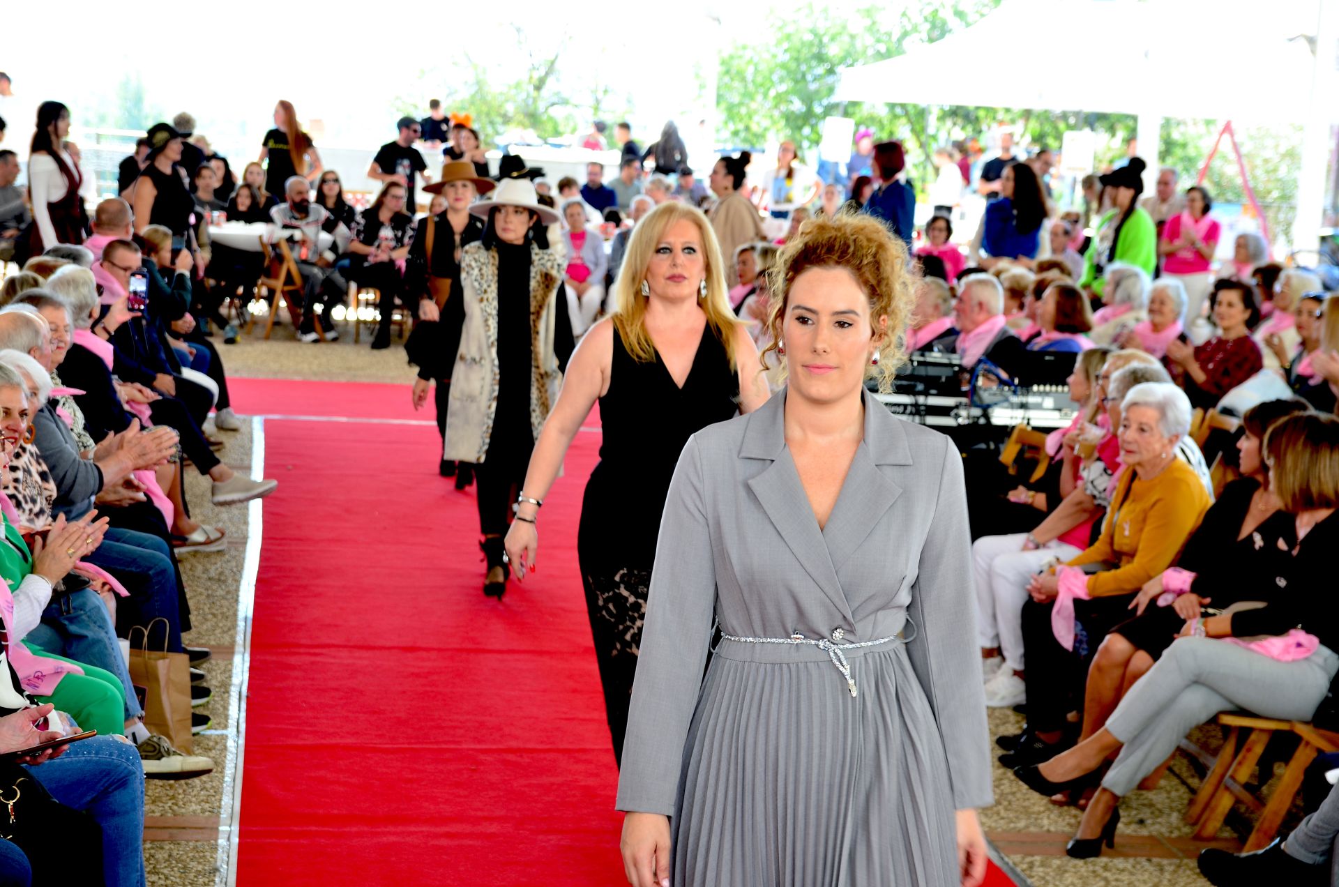 El comercio local de Huétor Vega desfila en su alfombra roja