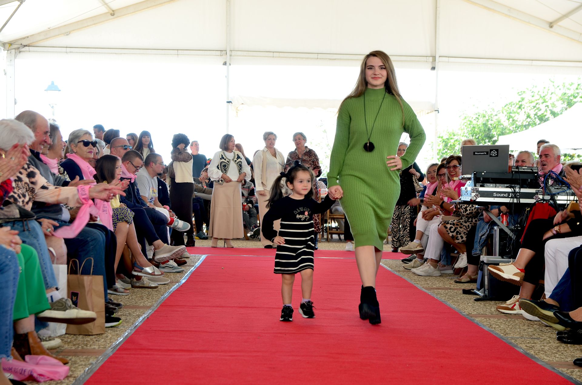 El comercio local de Huétor Vega desfila en su alfombra roja