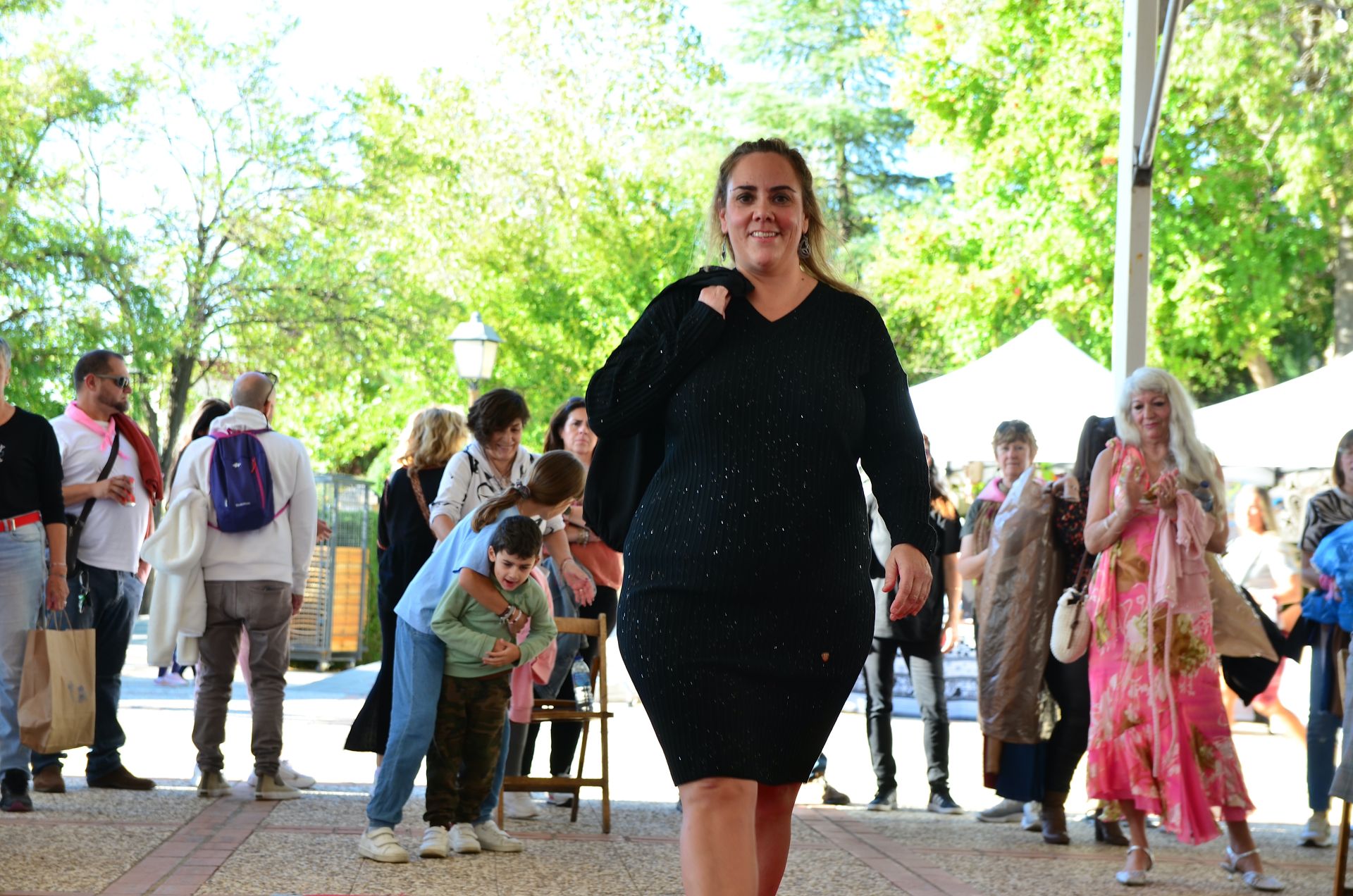 El comercio local de Huétor Vega desfila en su alfombra roja