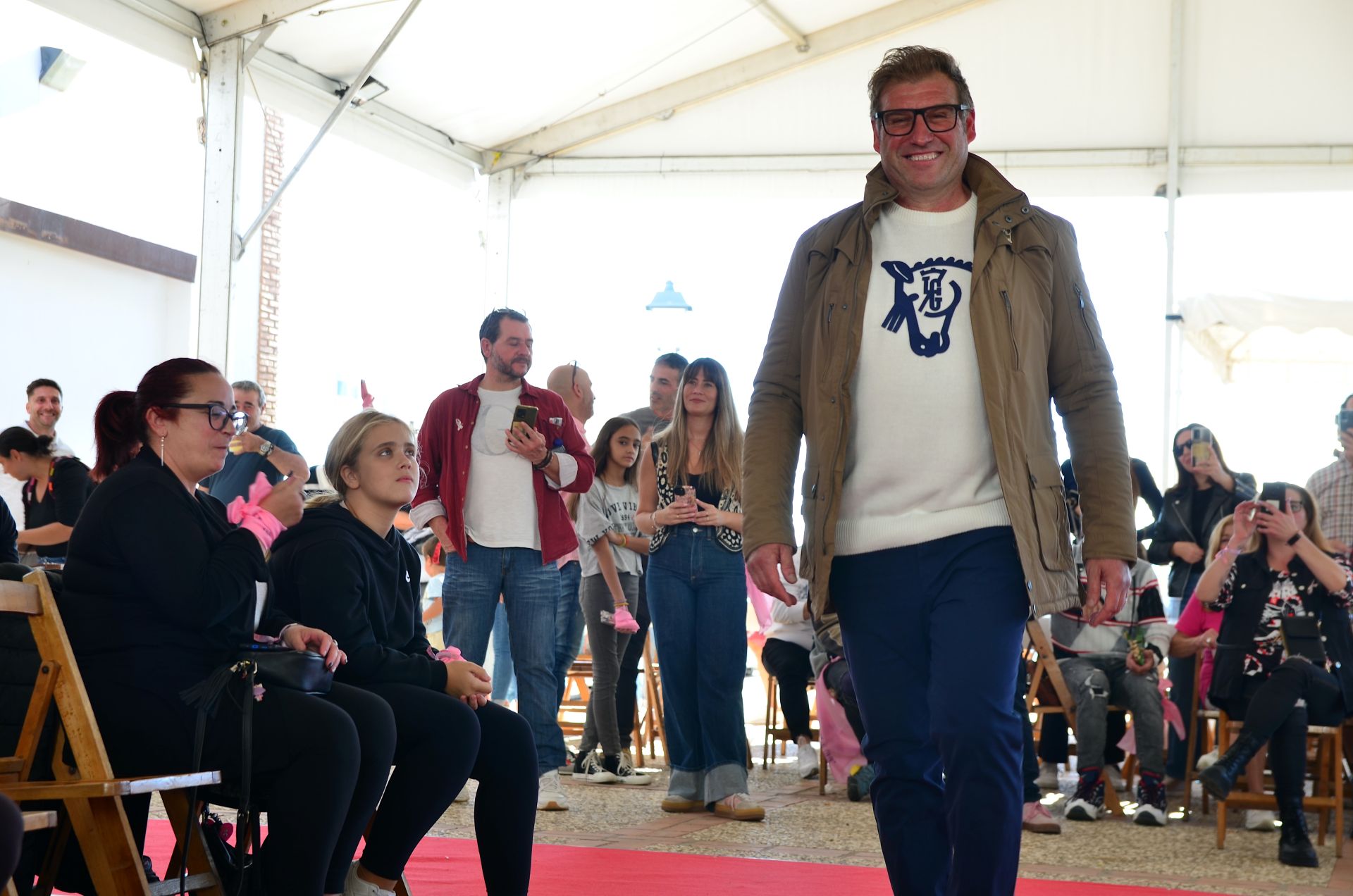 El comercio local de Huétor Vega desfila en su alfombra roja