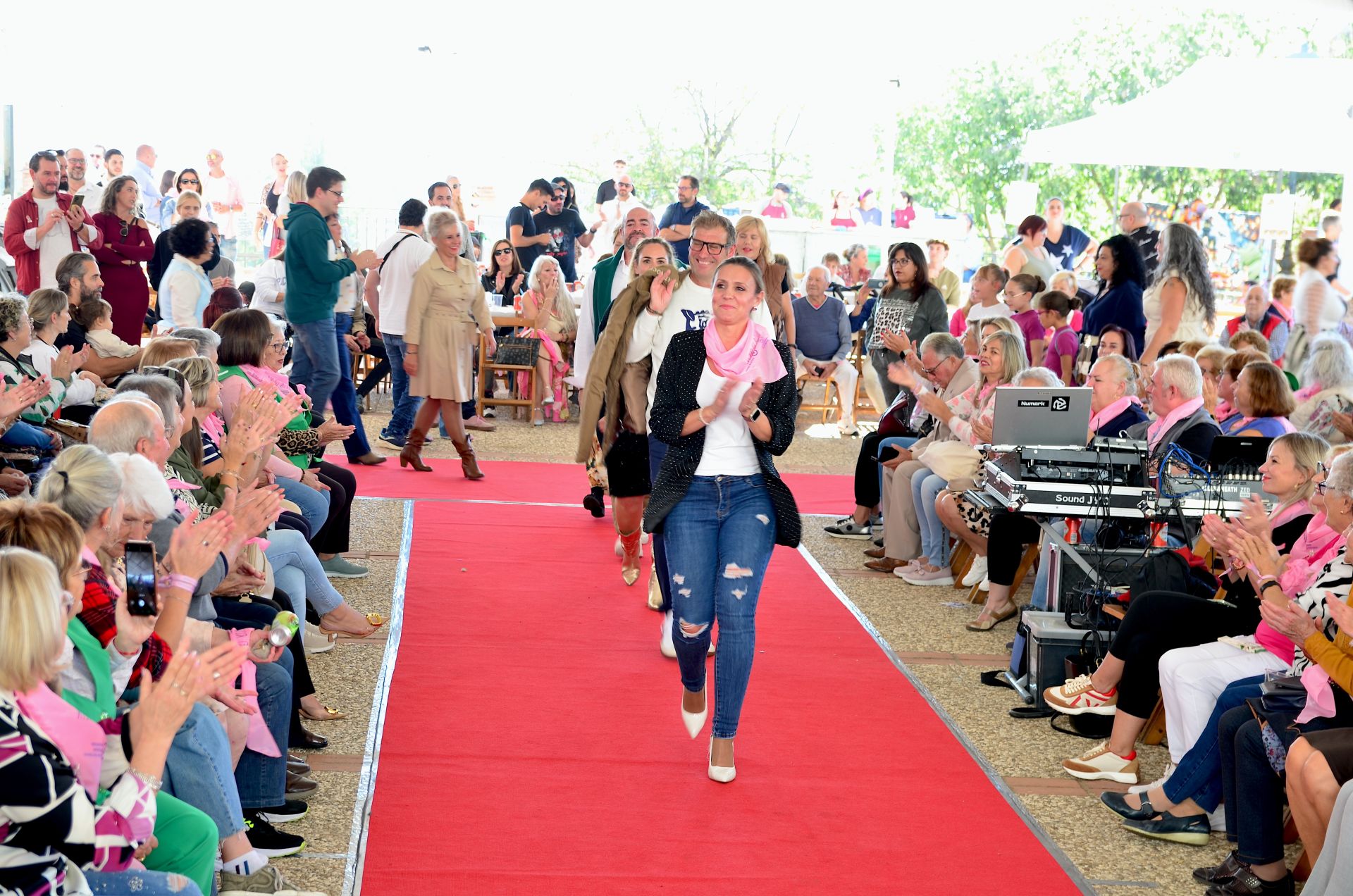 El comercio local de Huétor Vega desfila en su alfombra roja