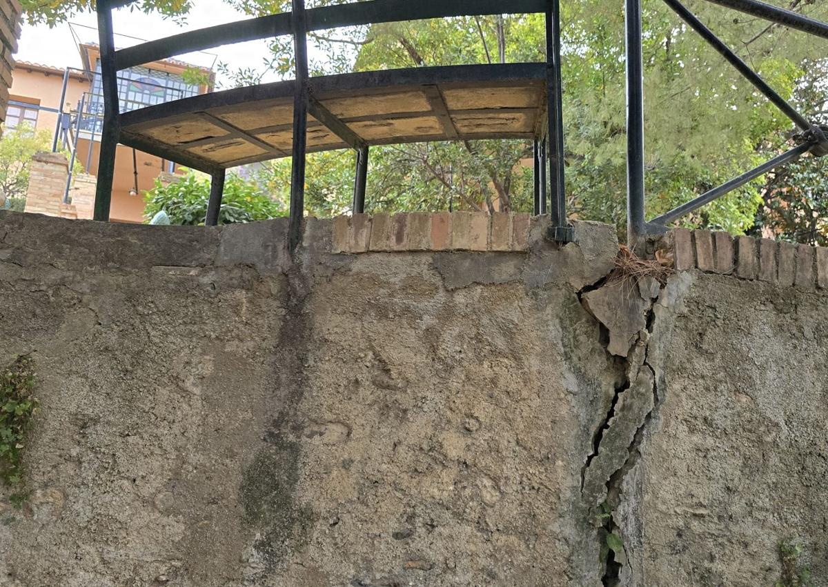 Imagen secundaria 1 - Consecuencias de las filtraciones de agua de la Acequia del Albaricoque a su paso por el Carmen de San Rafael.