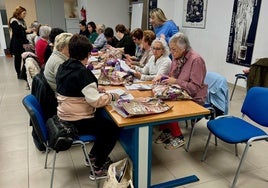 Huétor Vega creará una bufanda gigante con el taller 'Tejedoras por la igualdad'