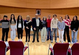 La delegación de estudiantes de intercambio visita el salón de plenos del Consistorio.