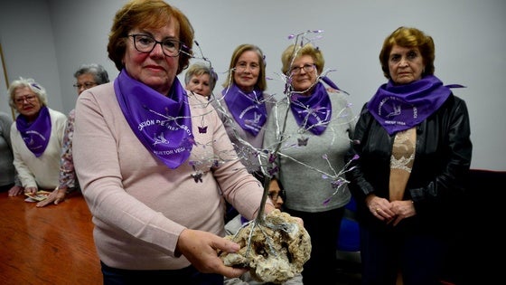 La asociación de mujeres Vesci de Huétor Vega crea un árbol artesanal del 25N