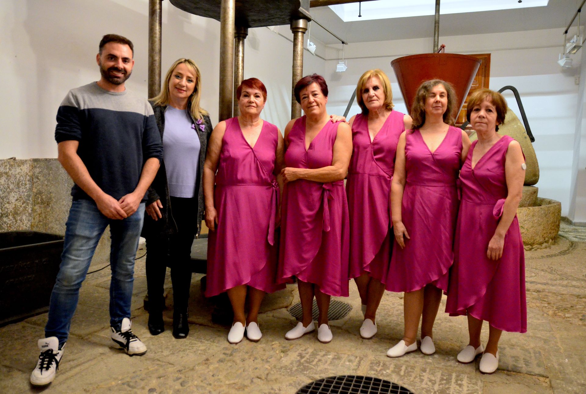 La concejala de Igualdad, Carolina Higueras, con el grupo teatral Amindra.