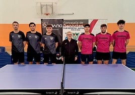 El plantel del primer equipo del CD Huétor Vega, a la izquierda, antes de medirse al Lebrija.