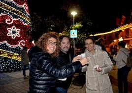 Brindis con chocolate caliente y anís para iniciar la Navidad en Huétor Vega.