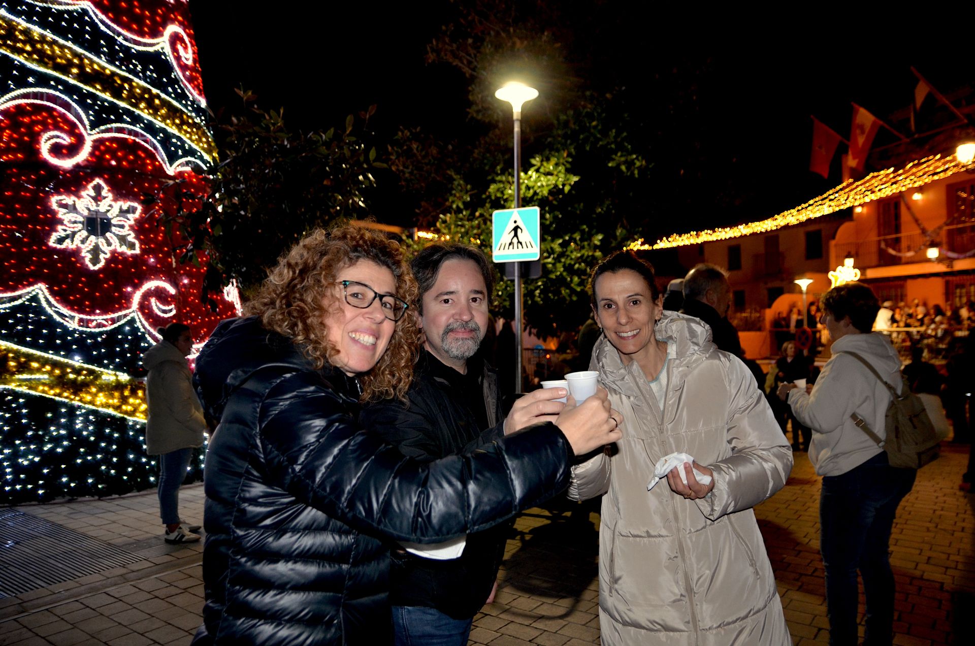 Brindis con chocolate caliente y anís para iniciar la Navidad en Huétor Vega.