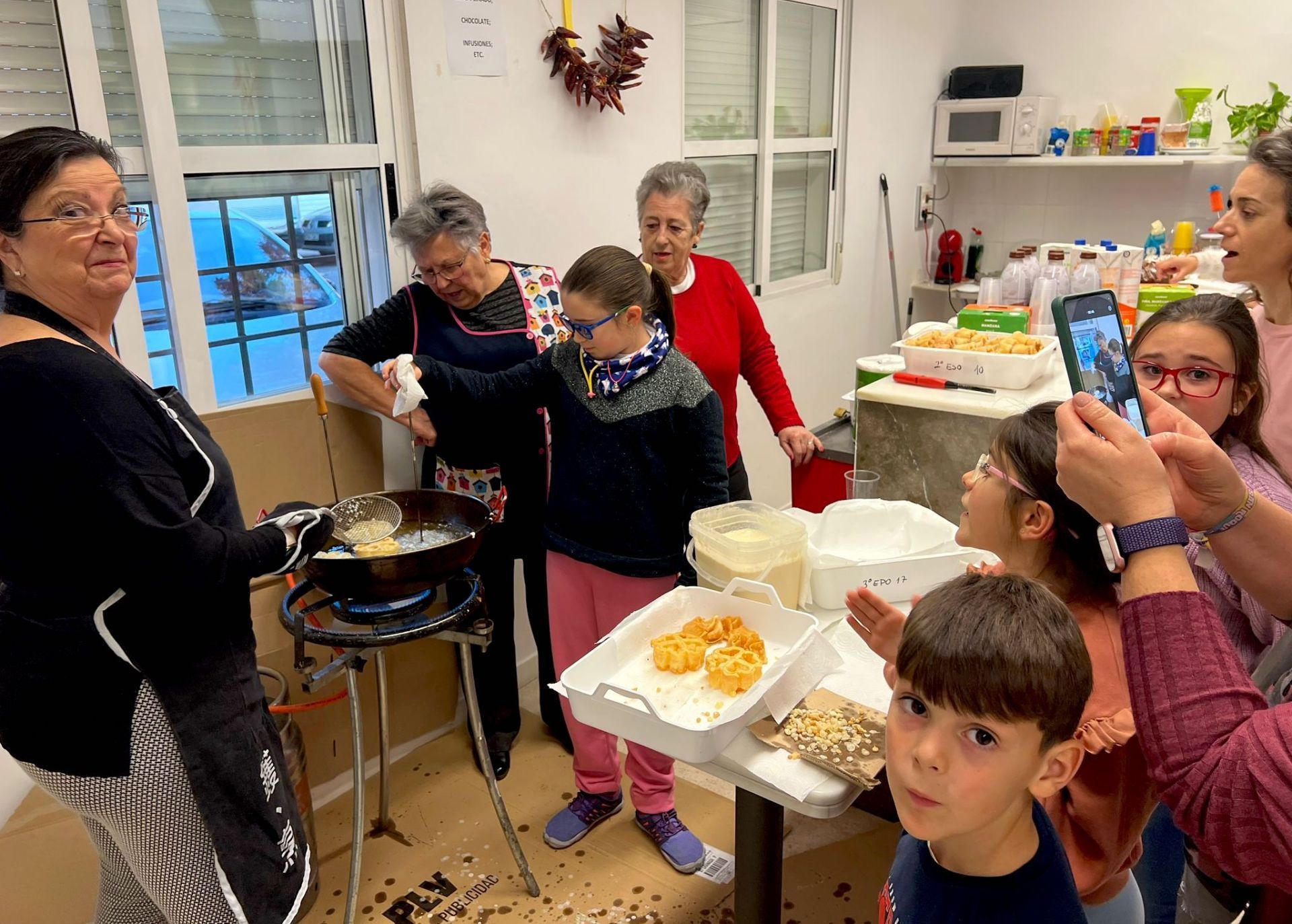 Elaboración conjunta de flores de degustación.