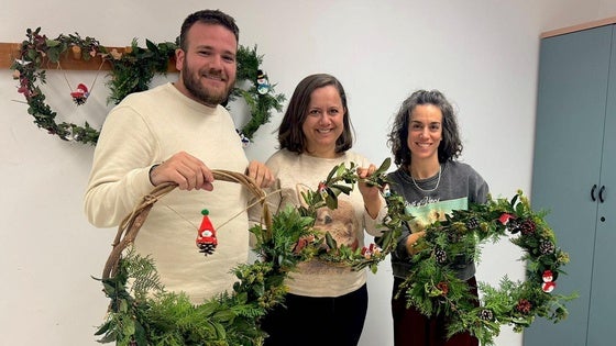 Coronas de Navidad con elementos reciclados en Huétor Vega