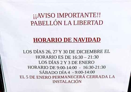 Cartel con los horarios del pabellón deportivo La Libertad en Navidad.