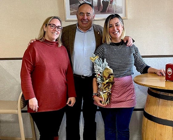 El Ayuntamiento de Huétor Vega entrega flores de Pascua a los comercios locales