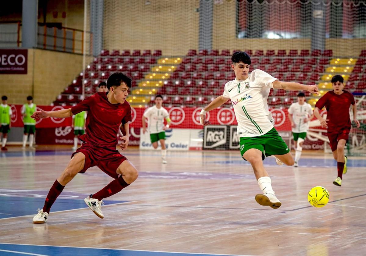 Víctor Robles, a punto de golpear el balón en la final del Campeonato de España de Selecciones Autonómicas.