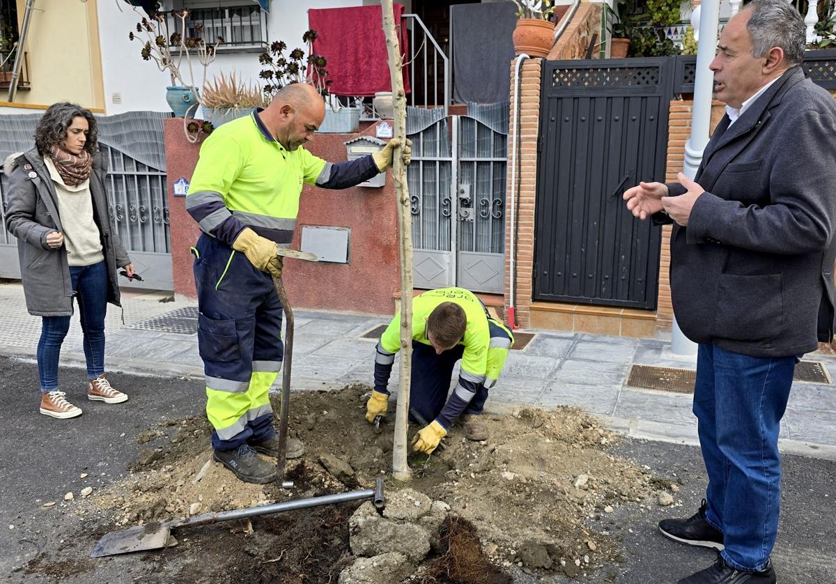 La concejala de Medio Ambiente y el alcalde de Huétor Vega visitan los trabajos.