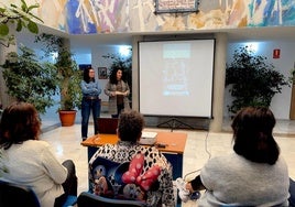 La diputada provincial Elena Duque preside la clausura del taller en Huétor Vega.