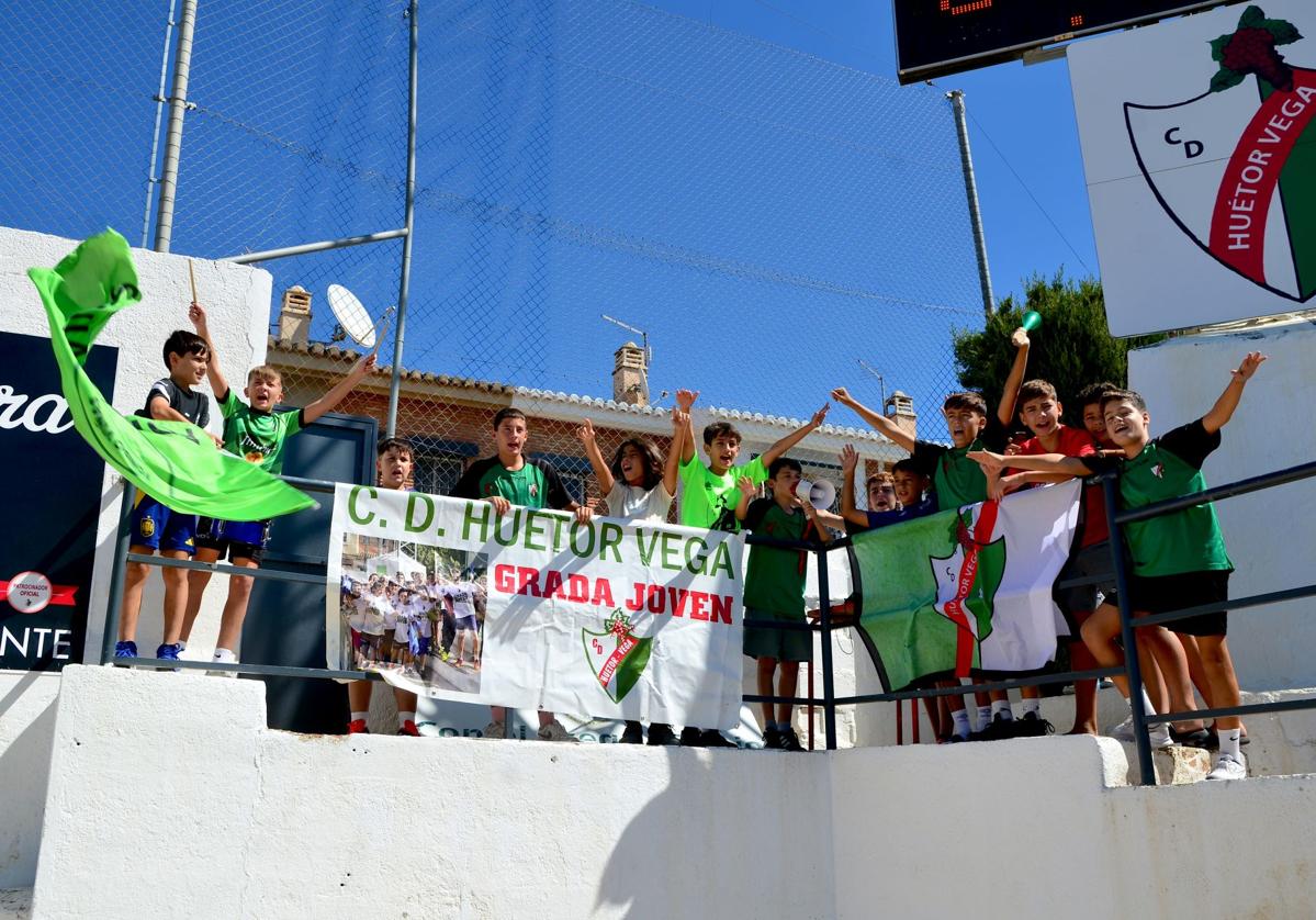 Los chavales de la Grada Joven del CD Huétor Vega, animando sin parar en su esquina en el Polideportivo Municipal Las Viñas.