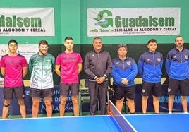 El CD Huétor Vega, a la derecha, compareciendo en División de Honor en Lebrija.