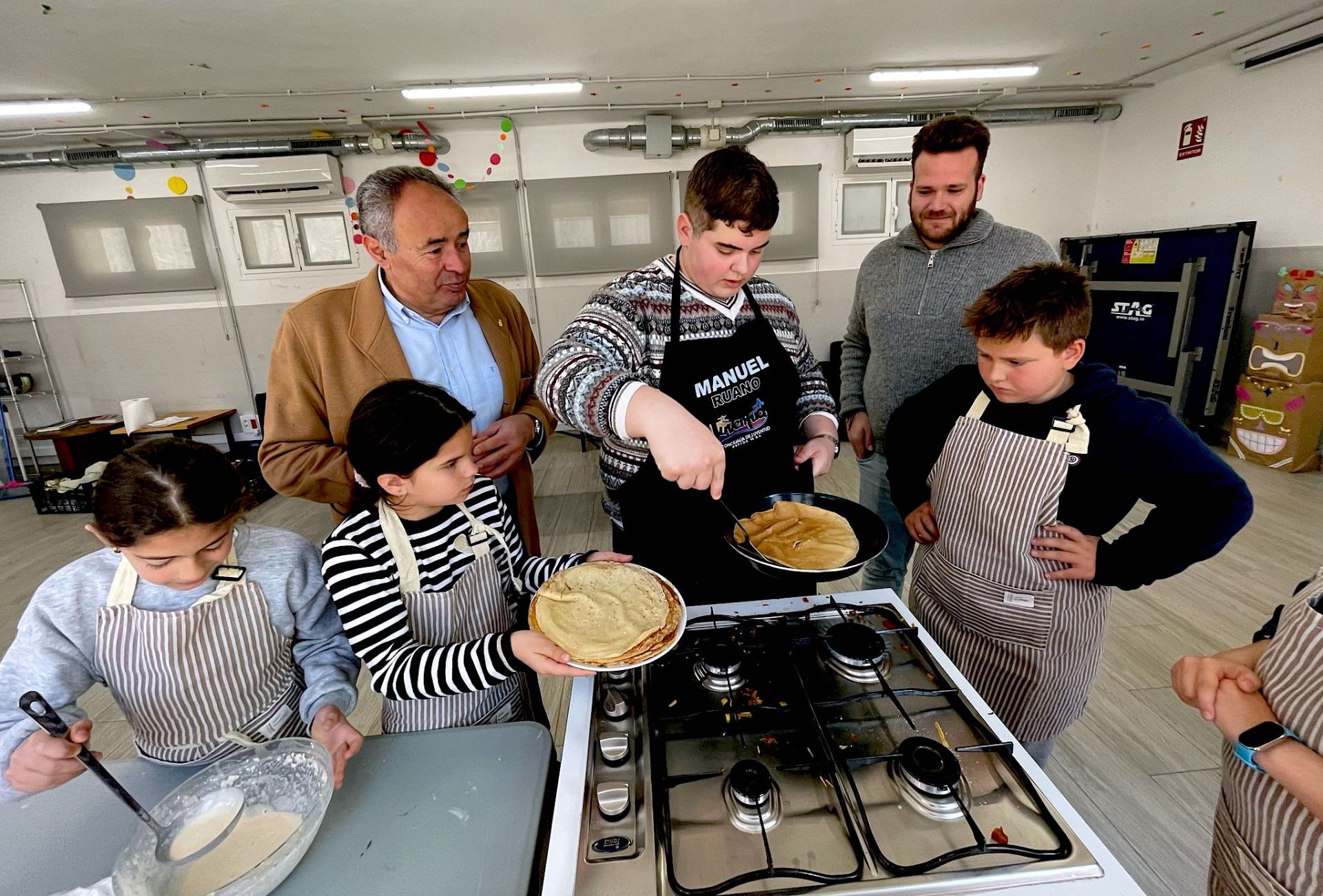 El alcalde y el concejal de Juventud visitan el taller.