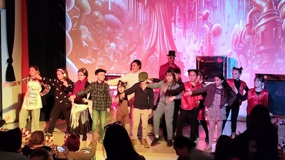 El colegio Mariana Pineda representa 'Charlie y la fábrica de chocolate'